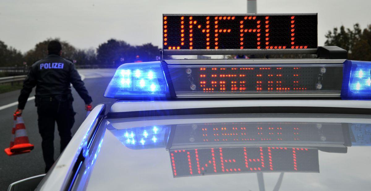 Auto überschlägt sich auf der A27 in Geestland Nach einem Unfall auf der A27 kam es zu langen Staus.