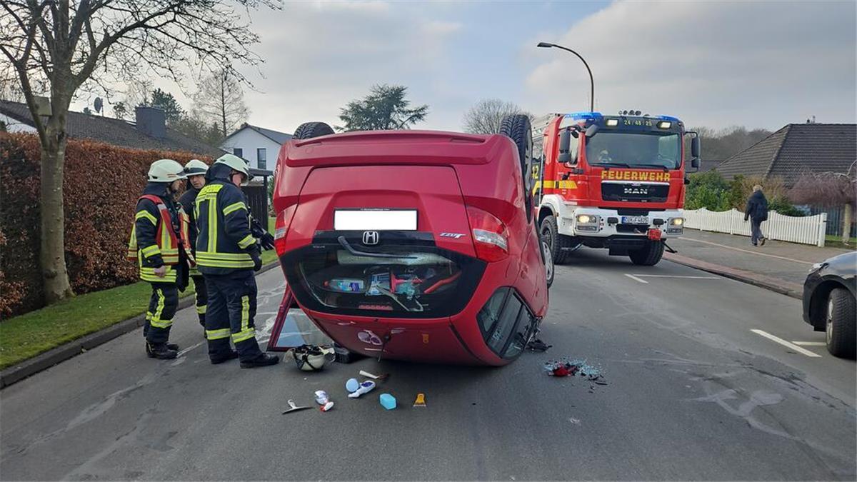 Unfall in Langen: 62-jährige Autofahrerin kollidiert mit Pkw und überschlägt sich Unfall Auto auf dem Dach