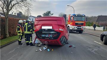 Unfall Auto auf dem Dach