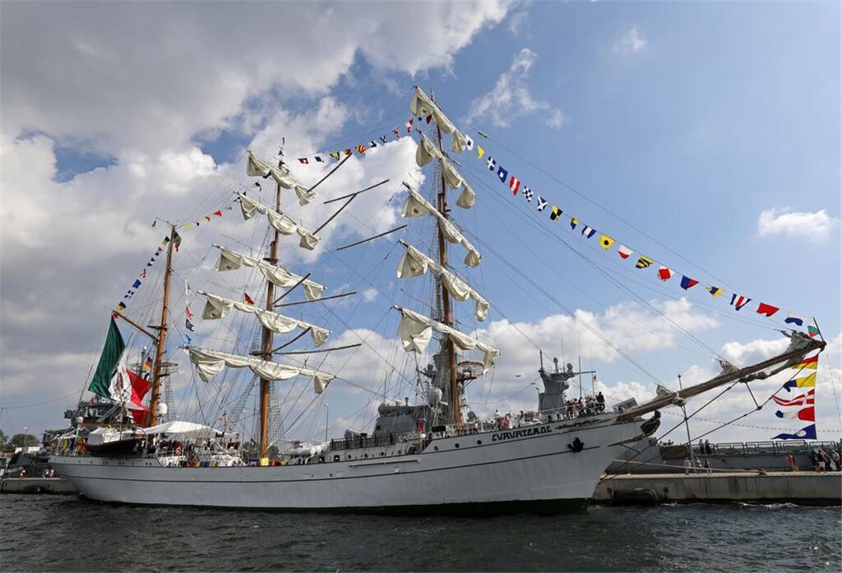 Im Marinestützpunkt Warnemünde liegt das Segelschulschiff "Cuauhtemoc" aus Mexiko.