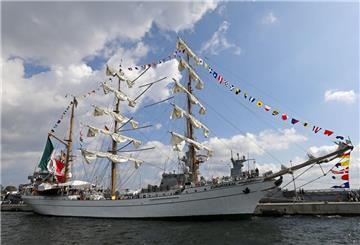 Im Marinestützpunkt Warnemünde liegt das Segelschulschiff "Cuauhtemoc" aus Mexiko.