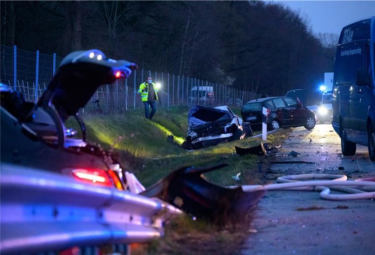 Ersthelfer stirbt bei Unfall auf A7 bei Norderstedt Nach einem Unfall infolge von Straßenglätte haben sich am Montagabend auf der A7 bei Norderstedt (Kreis Segeberg) mehrere Verkehrsunfälle ereignet. Ein Ersthelfer kam ums Leben.