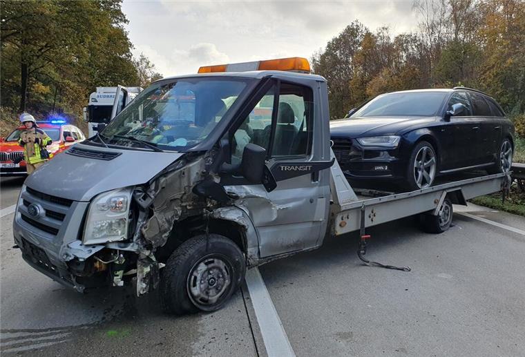 Unfall auf der A27: Geplatzter Reifen sorgt für Verkehrschaos Ein Blaulicht leuchtet auf dem Dach eines Polizeiwagens.