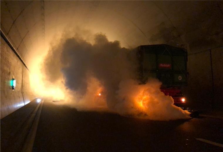 Feuerwehren üben im Wesertunnel für den Ernstfall Nach einem Unfall zwischen zwei Fahrzeugen ist im Wesertunnel ein Brand ausgebrochen. So wurde der brennende Lastwagen in der Südröhre simuliert.