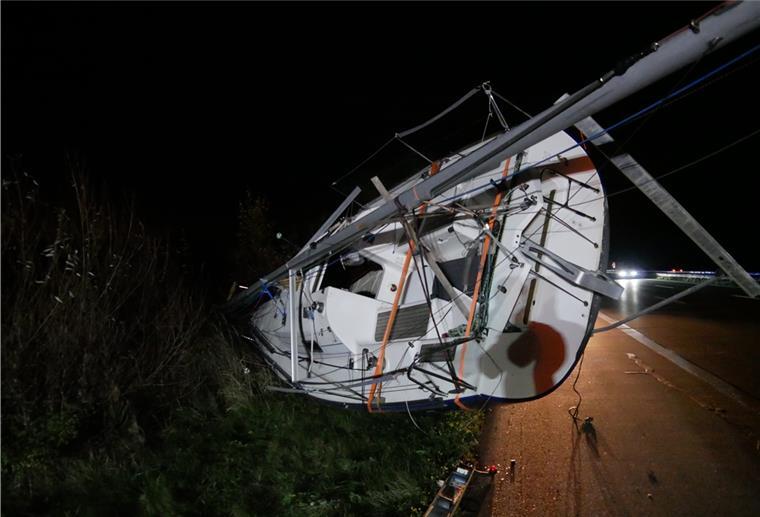 Hollenstedt: Havariertes Boot landet im Seitenraum der Autobahn Nach einem Verkehrsunfall lag ein havariertes Boot am Seitenrand der Autobahn. Das berichtet die Polizei.