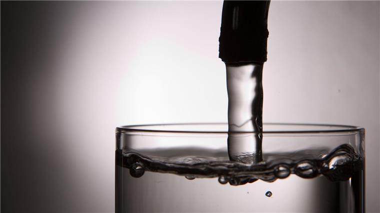 Rohr geplatzt - Straßen in Achim mit Wasser geflutet Nach einem Wasserrohrbruch im Industriegebiet in Achim wurden mehrere Straßen mit Trinkwasser geflutet. (Symbolbild)