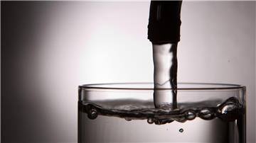 Nach einem Wasserrohrbruch im Industriegebiet in Achim wurden mehrere Straßen mit Trinkwasser geflutet. (Symbolbild)