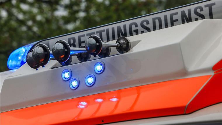 Motorrad und Auto prallen zusammen - Frau schwer verletzt Nach einem Zusammenprall mit einem abbiegenden Auto kommt eine Motorradfahrerin schwer verletzt in ein Krankenhaus. (Symbolbild)