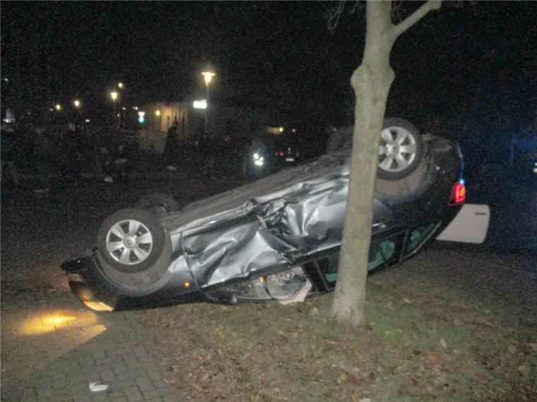Unfall in Bremerhaven-Mitte: Auto überschlägt sich Nach einem Zusammenstoß in Bremerhaven-Mitte überschlug sich ein Auto.