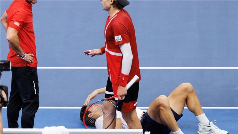 Gegner umgerempelt: Belgien gewinnt kurios im Davis Cup Nach einem Zusammenstoß mit seinem Gegner Zizou Bergs spielte der Chilene Cristian Garín nicht mehr weiter.