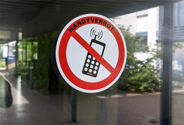 Nach einer aktuellen Befragung sprechen sich 66 Prozent der Menschen in Deutschland dafür aus, dass Handys an Schulen definitiv oder eher verboten werden sollten.