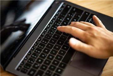 ILLUSTRATION - Ein Mann tippt auf einer Tastatur eines Laptops. (zu dpa: «Anzeige wegen Foto mit Nazisymbol - Austritt aus der CDU»)