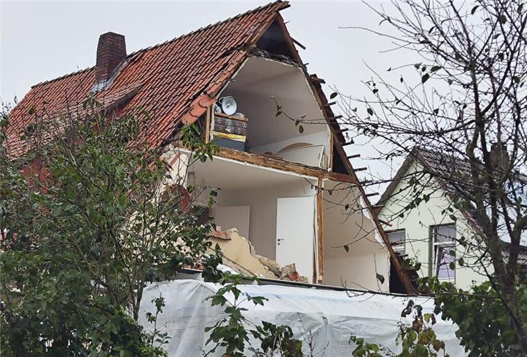 Haus explodiert in Visselhövede Nach einer Explosion in einem Wohnhaus, konnte der Bewohner mit leichten Verletzungen durch die Feuerwehr befreit werden.
