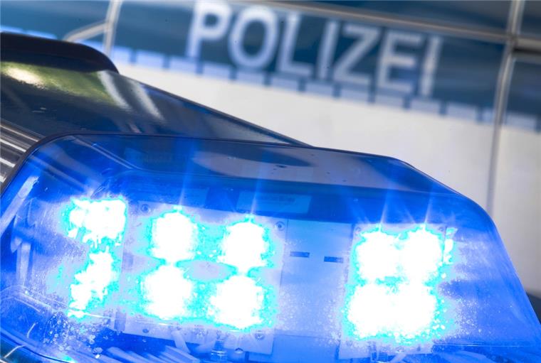 Nach einer Fahrerflucht auf der Schiffdorfer Chaussee in Bremerhaven sucht die Polizei Zeugen.