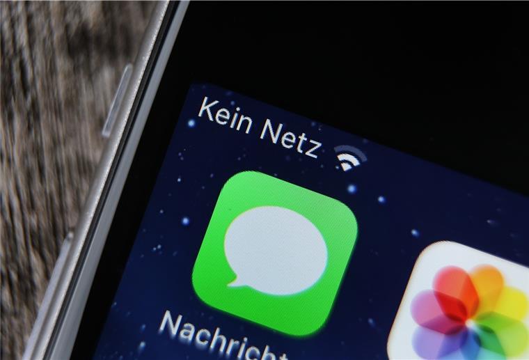 Ohne Führerschein und Netz sind junge Menschen aufgeschmissen Kein Netz, Smartphone