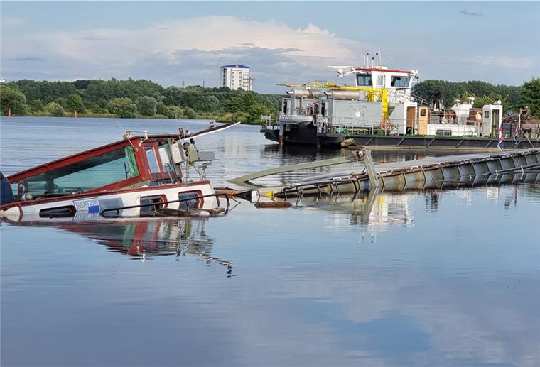 Gesunkenes Schiff auf Weser: Feuerwehr bekämpft drohende Ölpest Nach einer Kollision auf der Weser bei Balge im Landkreis Nienburg geht ein mit mehreren Tonnen Mais beladenes Schiff unter. Es sei aus bislang ungeklärten Umständen mit einem anderen Schiff zusammengestoßen, sagte ein Sprecher der Wasserschutzpolizei.