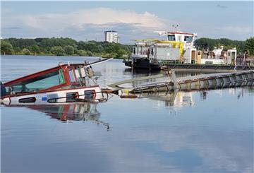 Nach einer Kollision auf der Weser bei Balge im Landkreis Nienburg geht ein mit mehreren Tonnen Mais beladenes Schiff unter. Es sei aus bislang ungeklärten Umständen mit einem anderen Schiff zusammengestoßen, sagte ein Sprecher der Wasserschutzpolizei. 