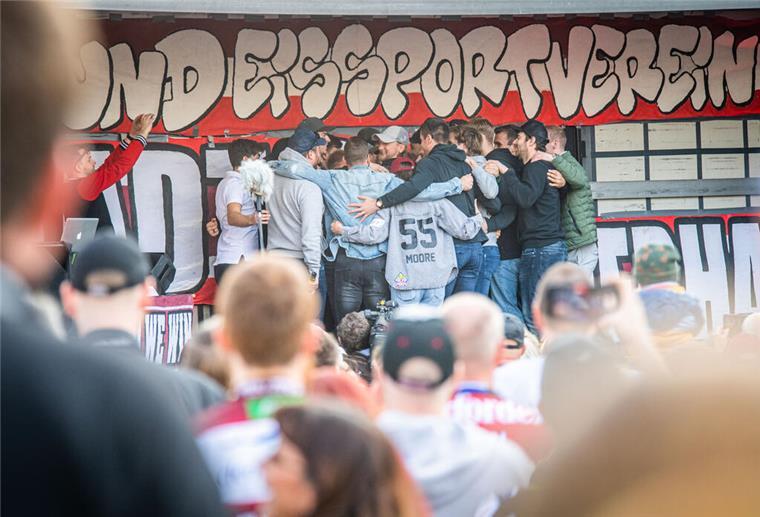 Pinguins planen Abschlussfeier im Schaufenster Fischereihafen Nach einer langen Saison wollen sich die Pinguins-Spieler mit einer Abschlussfeier von den Fans verabschieden.