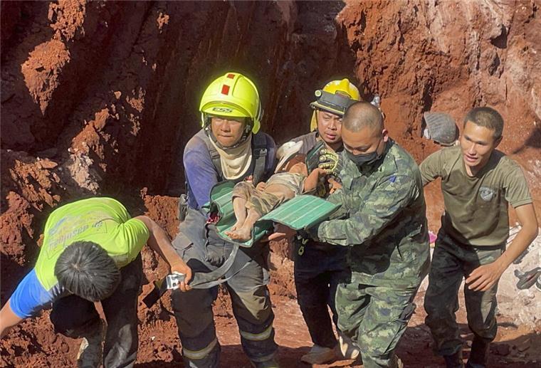 Nach einer nächtlichen Rettungsaktion tragen Rettungskräfte und Militärs ein einjähriges Kind aus einem tiefen Loch in der nordthailändischen Provinz Tak, 420 km nördlich von Bangkok. Das aus Myanmar stammende Kleinkind war in das 15 Meter tiefe Loch gefallen, das für Grundwasserleitungen genutzt wird. 