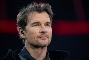 Jens Lehmann, ehemaliger Fußballer und TV-Experte, steht vor dem Spiel im Stadion.