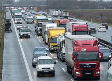 Nach einer Reifenpanne fing ein Sprinter auf der A1 Feuer. Die Autobahn wurde daher voll gesperrt. 