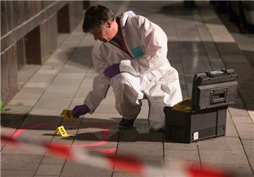 Nach einer Schießerei in der Altstadt von Gelsenkirchen sichert ein Polizist die Spuren. 