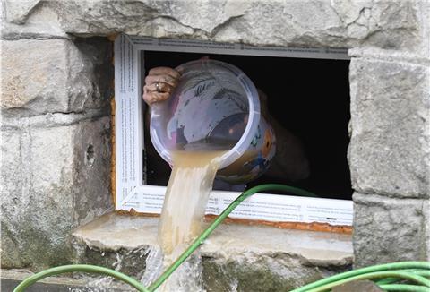 Nach einer Überflutung muss das Wasser so schnell wie möglich aus dem Gebäude raus, um Folgeschäden zu vermeiden. Doch es gilt: Den Strom im Keller früh abstellen, sonst drohen Kurzschlüssen und Lebensgefahr.