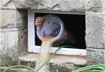 Nach einer Überflutung muss das Wasser so schnell wie möglich aus dem Gebäude raus, um Folgeschäden zu vermeiden. Doch es gilt: Den Strom im Keller früh abstellen, sonst drohen Kurzschlüssen und Lebensgefahr.
