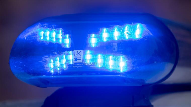 Opel-Fahrer flieht nach Auffahrunfall auf A27 - und kollidiert später mit Baum Polizei Symbolbild