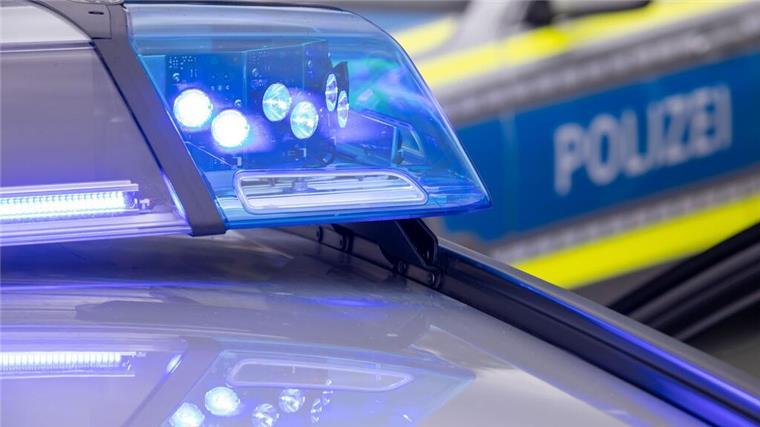 Cuxhaven: Pöbelnder Autofahrer rammt 15-Jährige vom Fahrrad Ein Blaulicht auf dem Dach eines Polizeifahrzeugs.
