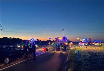 Nach einer Verfolgungsjagd mit der Polizei kam es am frühen Donnerstagmorgen zu einem Verkehrsunfall in Stadland.