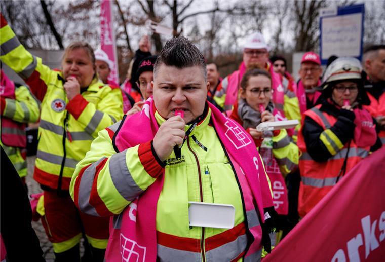 Mitglieder der Beamtenbund dbb und anderer Berufsgruppen demonstrieren bei einer Protestaktion.