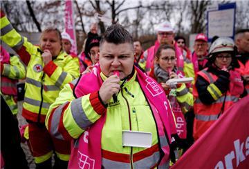 Mitglieder der Beamtenbund dbb und anderer Berufsgruppen demonstrieren bei einer Protestaktion.