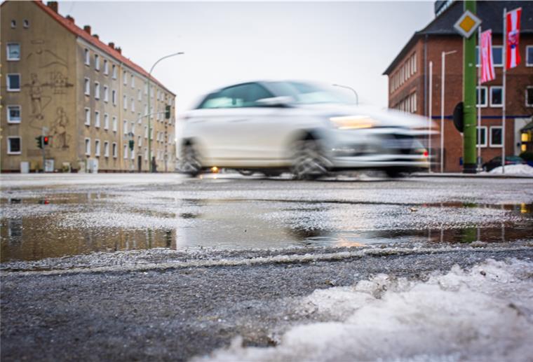 Blitzeis und Glätte auf den Straßen in Bremerhaven und umzu Nach erneutem Schneefall ist es auf den Straßen von Bremerhaven und im Landkreis Cuxhaven glatt geworden.