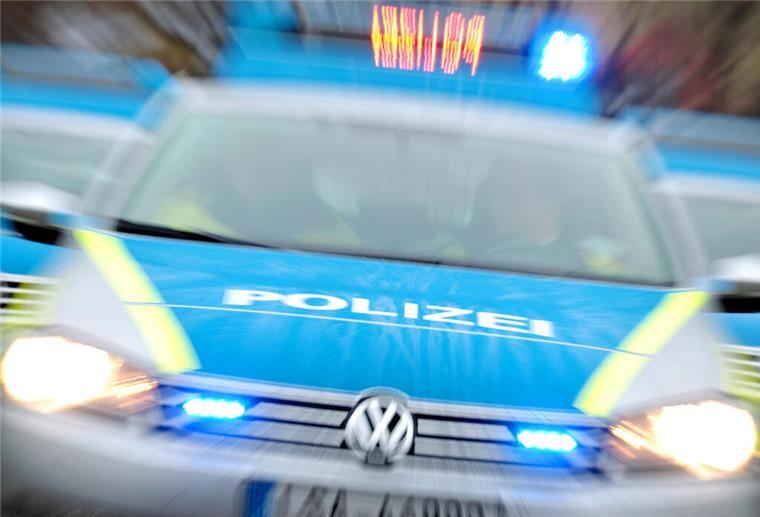 Ein Polizeiwagen fährt zu einem Einsatzort.