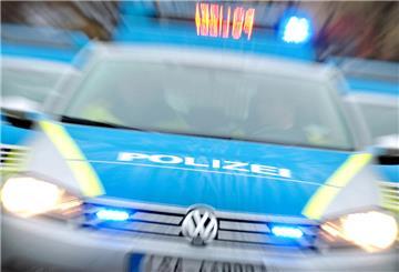 Ein Polizeiwagen fährt zu einem Einsatzort.