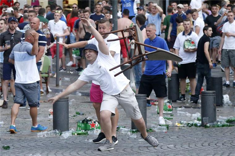 Polizei in Marseille ist vorbereitet : "Werden konsequent vorgehen" Nach ersten Zusammenstößen mit englischen Fußball-Fans will die Polizei in Marseille bei möglichen Ausschreitungen weiter hart durchgreifen.