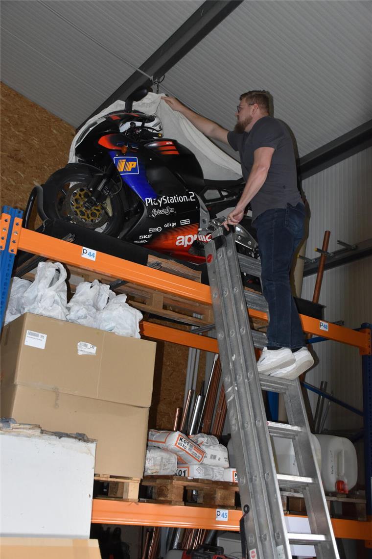Bremerhavener Heizungsbaufirma Pauper feiert 10-Jähriges Bestehen Motorrad im Hochregal