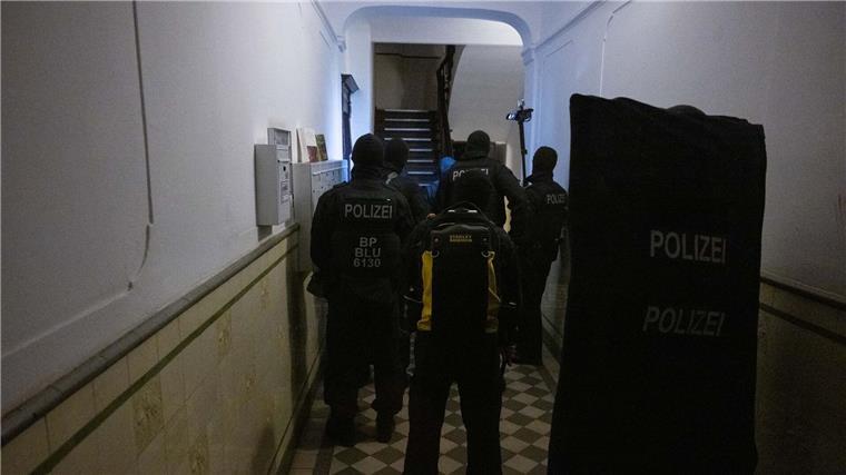 Polizei durchsucht Wohnungen von gewaltbereiten Fußballfans Nach Gewalt an einem Sonderzug von Fans: Polizisten gehen bei einem Einsatz in eine Wohnung