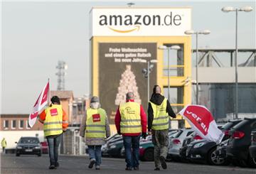 Nach Gewerkschaftsangaben hat am Montagmorgen den 17. Dezember 2018 ein mehrtägiger Streik von Mitarbeitern beim Versandhändler Amazon in Leipzig begonnen. Laut einem Sprecher der Gewerkschaft Verdi besteht deshalb die Gefahr, dass Weihnachtsgeschenke nicht rechtzeitig bei den Kunden ankommen. händler Amazon in Leipzig begonnen. Laut einem Sprecher der Gewerkschaft Verdi besteht deshalb die Gefahr, dass Weihnachtsgeschenke nicht rechtzeitig bei den Kunden ankommen. 