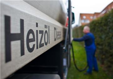 Nach heftigen Preissprüngen in der Vergangenheit ist der Preis für Heizöl zurzeit so niedrig wie seit sechs Jahren nicht mehr. Überstunden müssen die Fahrer der Heizölhändler zwar nicht machen, aber die Öllieferungen können nicht von heute auf morgen abgewickelt werden.  Foto Pleul