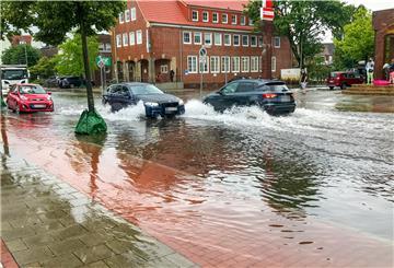 Nach heftigen Regengüssen stand das Wasser auf den Straßen - wie hier auf dem Debstedter Weg.