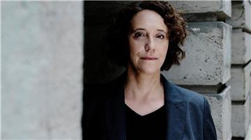 Nach ihrem rasanten Thriller „Die Diplomatin“, in dem es um große Politik, Mord und diplomatische Verwerfungen ging, ist Frickes neuer Roman „Das Fest“ ein eher privates, stilles Buch, in dem sich viele Ältere wiedererkennen werden.
