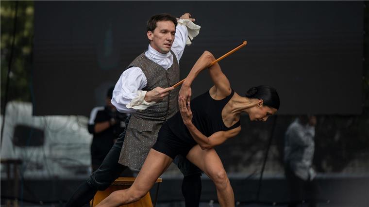 Berliner Primaballerina gibt Massen-Ballettstunde in Mexiko Nach ihrer Ballettstunden gab Elisa Carrillo noch eine Kostprobe ihres Könnens.