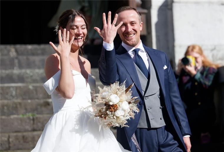 Influencer und Politiker-Sohn Joe Laschet hat geheiratet Nach ihrer Hochzeit zeigen Joe und Andrea Laschet stolz ihre Trauringe