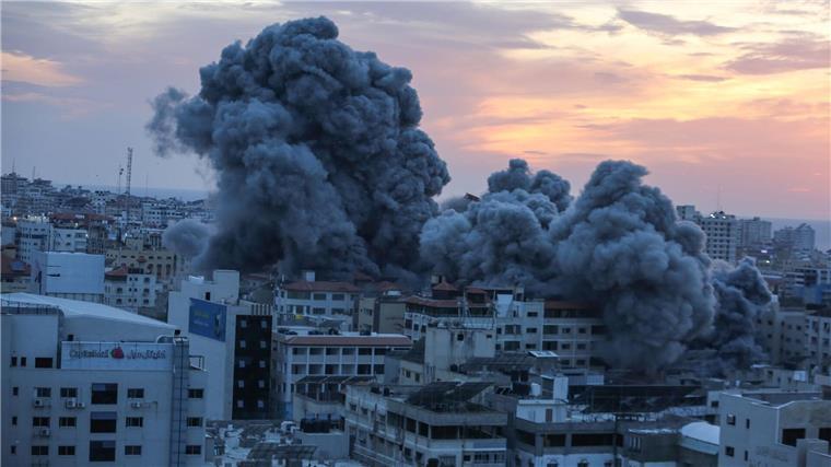 Großes Interesse an Sondersendungen zur Nahostkrise Nach israelischen Luftangriffen steigt Rauch über einem Gebäude auf.