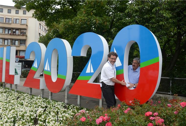 Nach jeder Sail wird die Jahreszahl des Schriftzuges am Freigebiet in Bremerhaven aktualisiert. Im Jahr 2015 übernahm das der damalige Tourismuschef Raymond Kiesbye (links) und Oberbürgermeister Melf Grantz. 