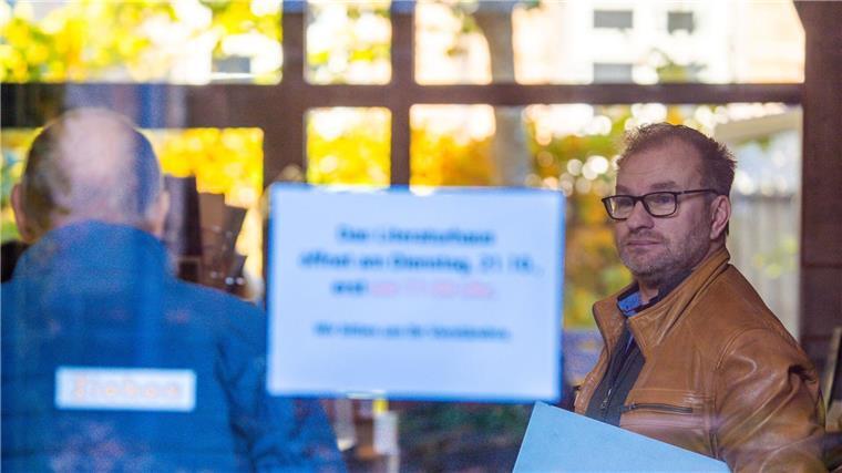 Streit um Friedman-Lesung - Literaturhaus-Chef soll gehen Nach knapp einem Jahr trennen sich die Wege von Oliver Hintz (r), als Leiter des Klützer Literaturhauses „Uwe Johnson“, und der Stadt als Trägerin des Hauses wieder.
