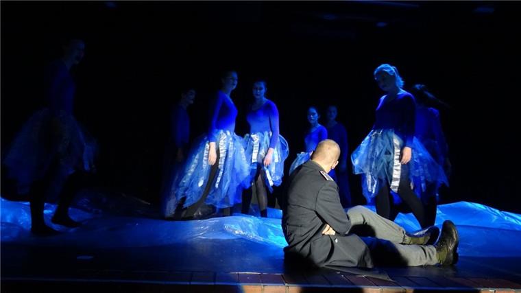 Zeven: Theater-AG des St.-Viti-Gymnasiums feiert Premiere Nach Krieg und Kriegsgefangenschaft bleibt der Heimkehrer zwischen Leben und Tod, Vergangenheit und Gegenwart, Traum und Realität stecken.