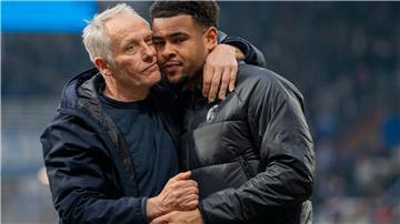 Nach Kritik in sozialen Medien stellte sich Freiburgs früherer Trainer Christian Streich (l.) hinter seinen Torhüter Noah Atubolu (r.).